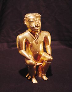 座っている男の像、キンバヤ（金）